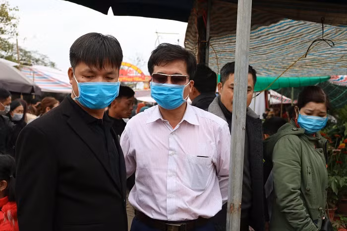 Dù tới 12h đêm nay phiên chợ Viềng xuân Canh Tý tại thị trấn Nam Giang huyện Nam Trực mới chính thức được bắt đầu thế nhưng ngay từ ngày mùng 6 đã có rất nhiều du khách đổ về đây. Cũng theo ước tính của Ban tổ chức trong suốt thời gian diễn ra lễ hội có tới hàng trăm ngàn lượt người chọn chợ Viềng là điểm đến du xuân.