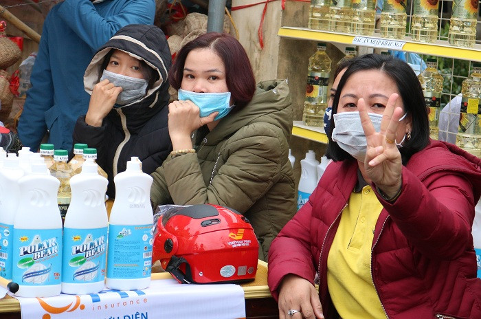 Ở người, virus lây từ người này sang người kia thông qua tiếp xúc với dịch cơ thể của người bệnh. Tùy thuộc vào mức độ lây lan của chủng virus, việc ho, hắt hơi hay bắt tay có thể khiến người xung quanh bị phơi nhiễm. Ở người, virus lây từ người này sang người kia thông qua tiếp xúc với dịch cơ thể của người bệnh. Tùy thuộc vào mức độ lây lan của chủng virus, việc ho, hắt hơi hay bắt tay có thể khiến người xung quanh bị phơi nhiễm.