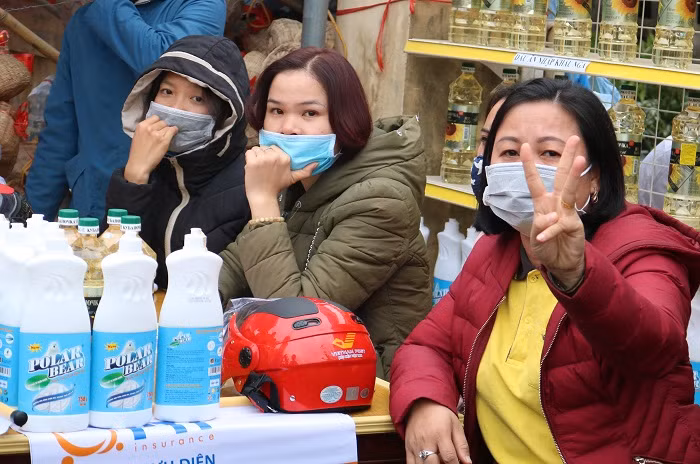 Ở người, virus lây từ người này sang người kia thông qua tiếp xúc với dịch cơ thể của người bệnh. Tùy thuộc vào mức độ lây lan của chủng virus, việc ho, hắt hơi hay bắt tay có thể khiến người xung quanh bị phơi nhiễm.