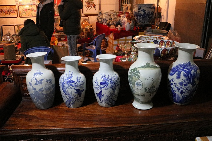 Gốm sứ cổ giá tiền tỉ khoe dáng tại chợ Viềng ảnh 3 Gốm sứ cổ giá tiền tỉ khoe dáng tại chợ Viềng ảnh 3