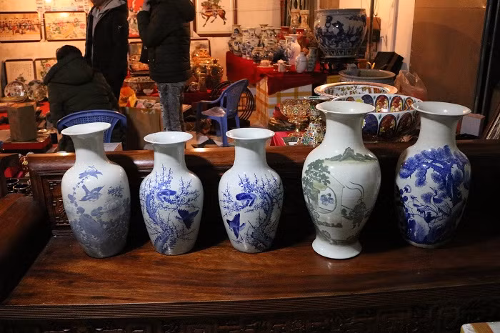 Gốm sứ cổ giá tiền tỉ khoe dáng tại chợ Viềng ảnh 3