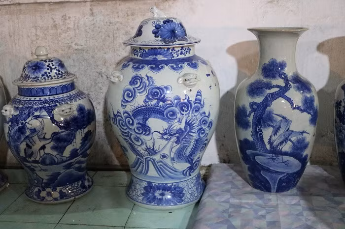 Gốm sứ cổ giá tiền tỉ khoe dáng tại chợ Viềng ảnh 2