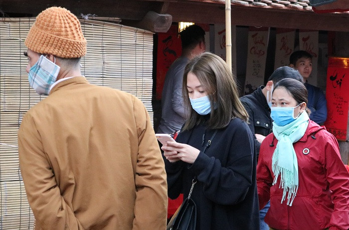 Ở người, virus lây từ người này sang người kia thông qua tiếp xúc với dịch cơ thể của người bệnh. Tùy thuộc vào mức độ lây lan của chủng virus, việc ho, hắt hơi hay bắt tay có thể khiến người xung quanh bị phơi nhiễm. Ở người, virus lây từ người này sang người kia thông qua tiếp xúc với dịch cơ thể của người bệnh. Tùy thuộc vào mức độ lây lan của chủng virus, việc ho, hắt hơi hay bắt tay có thể khiến người xung quanh bị phơi nhiễm.