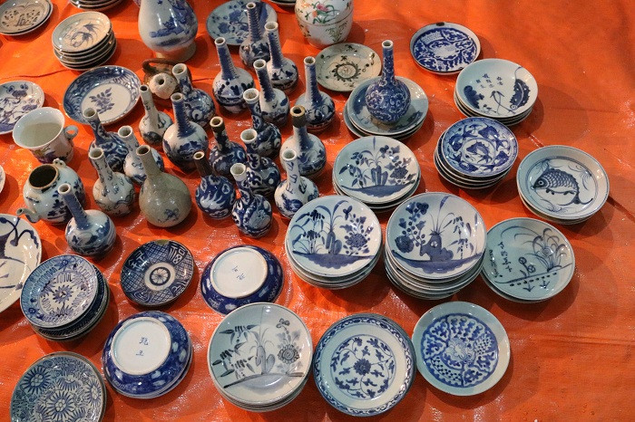 Gốm sứ cổ giá tiền tỉ khoe dáng tại chợ Viềng ảnh 9 Gốm sứ cổ giá tiền tỉ khoe dáng tại chợ Viềng ảnh 9