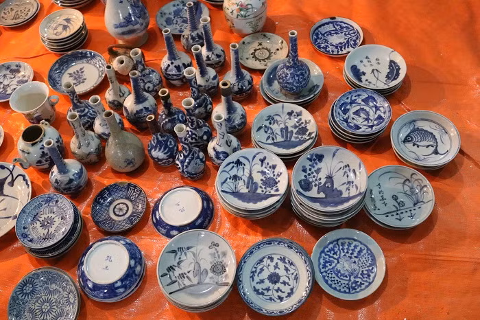 Gốm sứ cổ giá tiền tỉ khoe dáng tại chợ Viềng ảnh 9