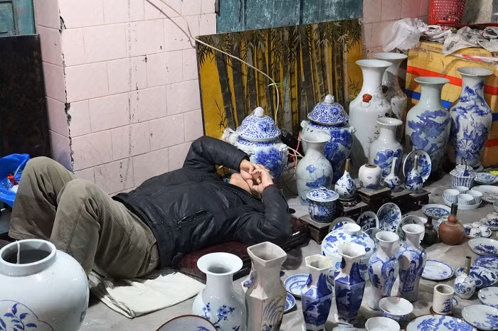 Gốm sứ cổ giá tiền tỉ khoe dáng tại chợ Viềng ảnh 6