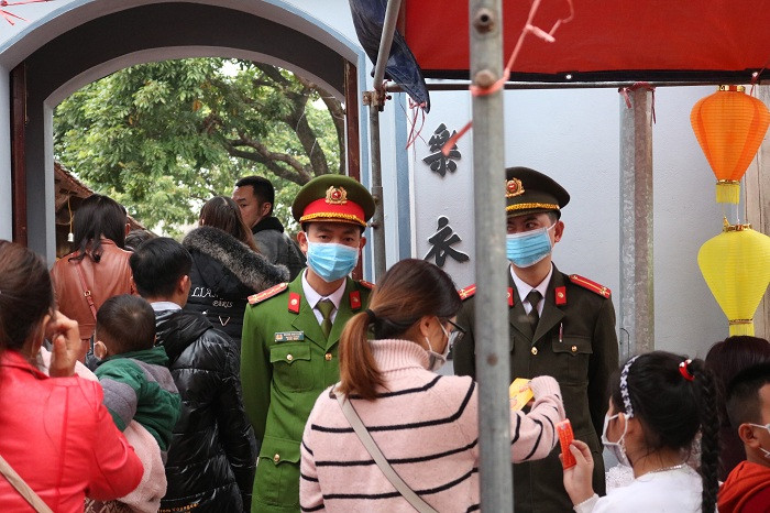 Việc chủ động phòng tránh và bảo vệ sức khỏe của mình là điều hết sức quan trọng. Bên cạnh đó, tại lễ hội chợ Viềng năm nay, Ban tổ chức cũng bố trí rất đông lực lượng chức năng cũng như các nhân viên y tế để có thể hỗ trợ người dân khi cần thiết. Việc chủ động phòng tránh và bảo vệ sức khỏe của mình là điều hết sức quan trọng. Bên cạnh đó, tại lễ hội chợ Viềng năm nay, Ban tổ chức cũng bố trí rất đông lực lượng chức năng cũng như các nhân viên y tế để có thể hỗ trợ người dân khi cần thiết.