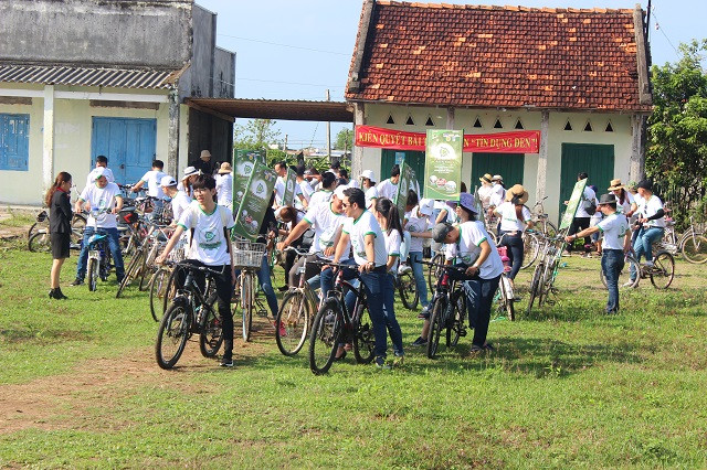 Sau lễ trao học bổng, các doanh nhân có lòng hảo tâm đã cùng nhau đạp xe kêu gọi bảo vệ môi trường
