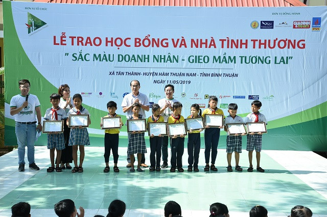 Ban tổ chức trao học bổng cho các em học sinh có hoàn cảnh khó khăn, vượt khó học giỏi.