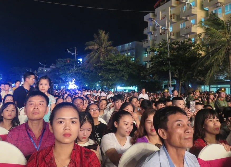 Đông đảo du khách đổ về trong đêm khai mạc lễ hội du lịch biển Sầm Sơn. (Ảnh: NT).