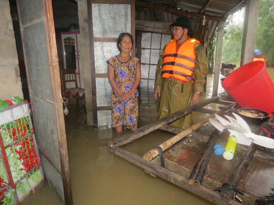 Ông Hoàng Đăng Khoa, Bí thư huyện Quảng Điền đến thăm hỏi động viên gai đình bà Hoàng Thị Mỵ ở thôn Tân Xuân Lai xã Quảng Thọ