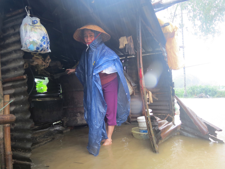 Chị Nguyễn Thị Hương 43 tuổi ở thôn Tân Xuân Lai xã Quảng Thọ ở nhà một mình vừa dọn lũ vừa chăm con