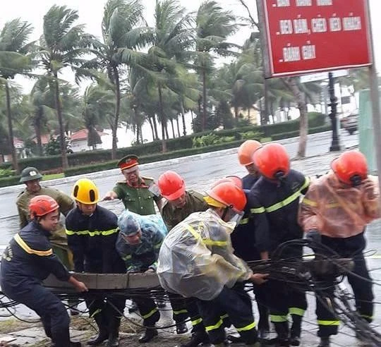  Hưởng ứng lời kêu gọi của Chủ tịch UBND TP Đà Nẵng, nhân dân và các lực lượng chức năng khắc phục, dọn dẹp vệ sinh môi trường đón chào APEC 2017.