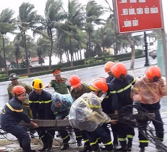  Hưởng ứng lời kêu gọi của Chủ tịch UBND TP Đà Nẵng, nhân dân và các lực lượng chức năng khắc phục, dọn dẹp vệ sinh môi trường đón chào APEC 2017.