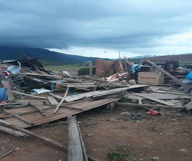 Một gia đình học sinh ở xã Yang Mao bị sập hoàn toàn sau bão Một gia đình học sinh ở xã Yang Mao bị sập hoàn toàn sau bão