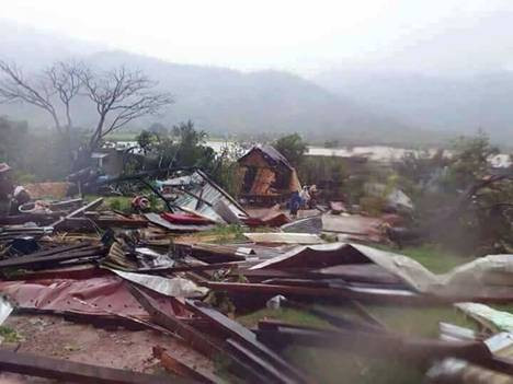 Cảnh tan hoang của Buôn Kiều – xã Yang Mao sau bão Cảnh tan hoang của Buôn Kiều – xã Yang Mao sau bão