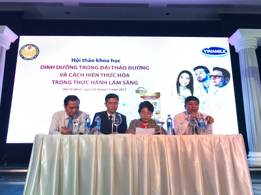 Các báo cáo viên giải đáp thắc mắc cho các bác sĩ, nhân viên y tế trong Hội nghị