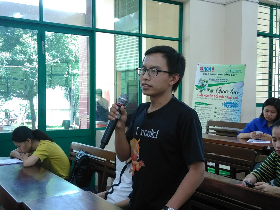 Bạn Trần Thanh Toàn - SV năm 4, khoa CNTT - Học Viện Công nghệ Bưu chính Viễn thông cơ sở 2 TPHCM đặt câu hỏi cho ban tổ chức. Bạn Trần Thanh Toàn - SV năm 4, khoa CNTT - Học Viện Công nghệ Bưu chính Viễn thông cơ sở 2 TPHCM đặt câu hỏi cho ban tổ chức.