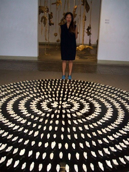 Họa sĩ Lê Minh Hiền và “người bạn” tri kỷ của mình: giấy dó. Họa sĩ Lê Minh Hiền và “người bạn” tri kỷ của mình: giấy dó.