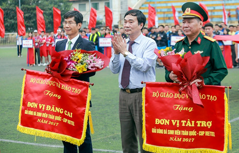 Ông Ngũ Duy Anh – Vụ trưởng Vụ Giáo dục thể chất tặng hoa, cờ lưu niệm cho đơn vị đăng cai và nhà tài trợ giải Ông Ngũ Duy Anh – Vụ trưởng Vụ Giáo dục thể chất tặng hoa, cờ lưu niệm cho đơn vị đăng cai và nhà tài trợ giải