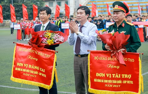 Ông Ngũ Duy Anh – Vụ trưởng Vụ Giáo dục thể chất tặng hoa, cờ lưu niệm cho đơn vị đăng cai và nhà tài trợ giải