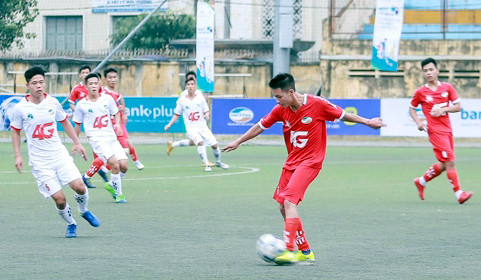 Một pha bóng sau lễ khai mạc giữa đội chủ nhà ĐH Bách khoa và ĐH Huế Một pha bóng sau lễ khai mạc giữa đội chủ nhà ĐH Bách khoa và ĐH Huế