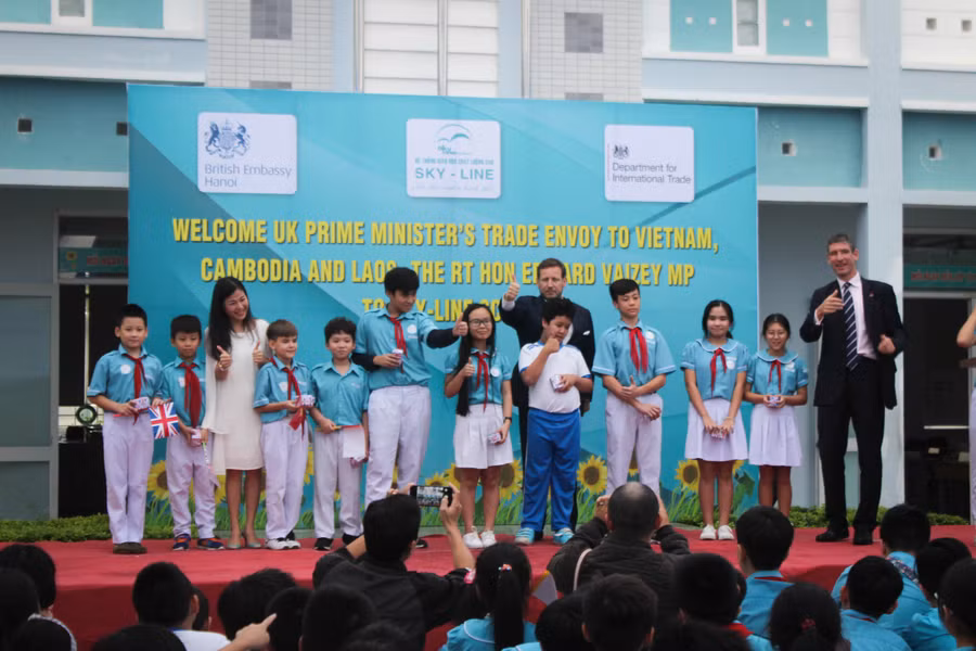 Đại sứ Anh tặng quà lưu niệm và giao lưu với HS.