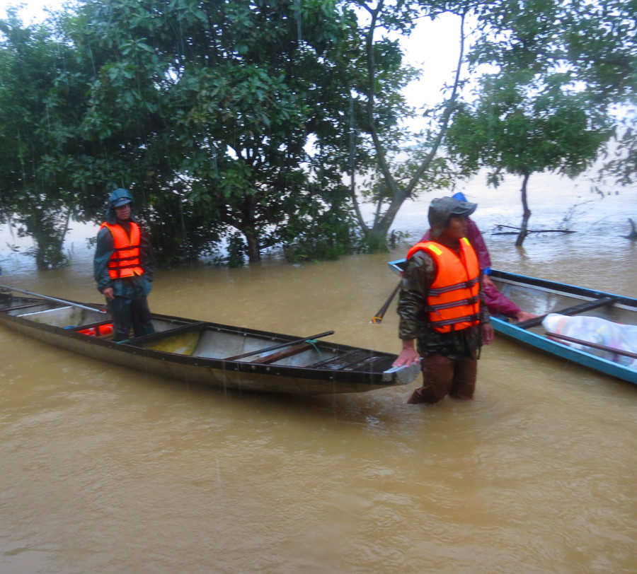 Đường vào thôn Phước Thanh xã Quảng An đang bị cô lập trong lũ