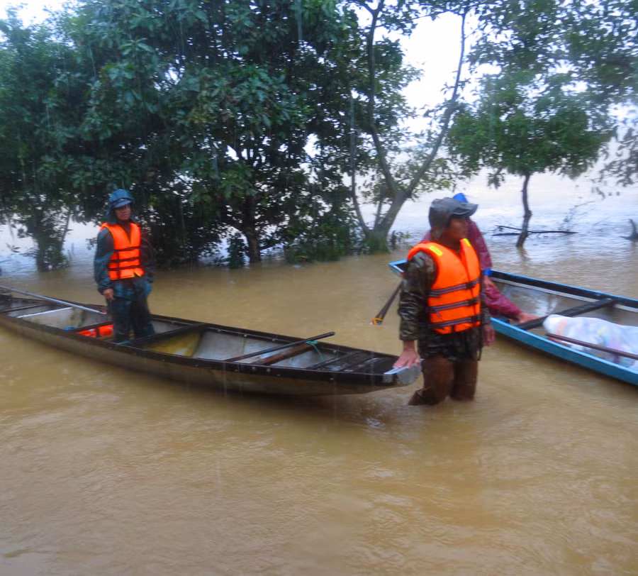 Đường vào thôn Phước Thanh xã Quảng An đang bị cô lập trong lũ