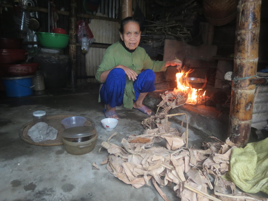 Nhà Bà Hồ Thị Bạn một phụ nữ già yếu sống đơn độc sau cánh đồng thôn Phước Thanh xã Quảng An