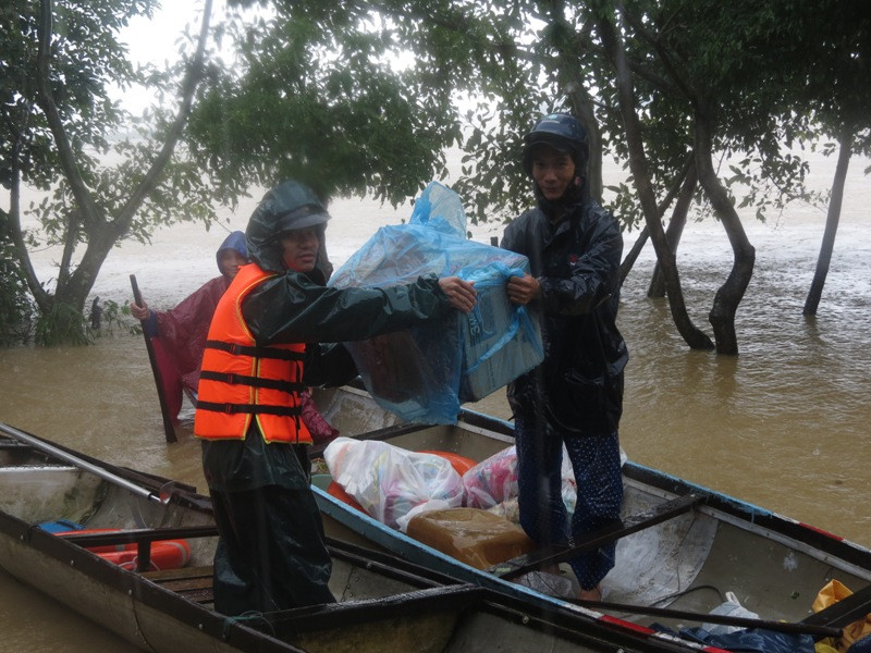 Bà con xã Quảng An chia nhau từng gói mỳ tôm ltrong những ngày lũ lụt