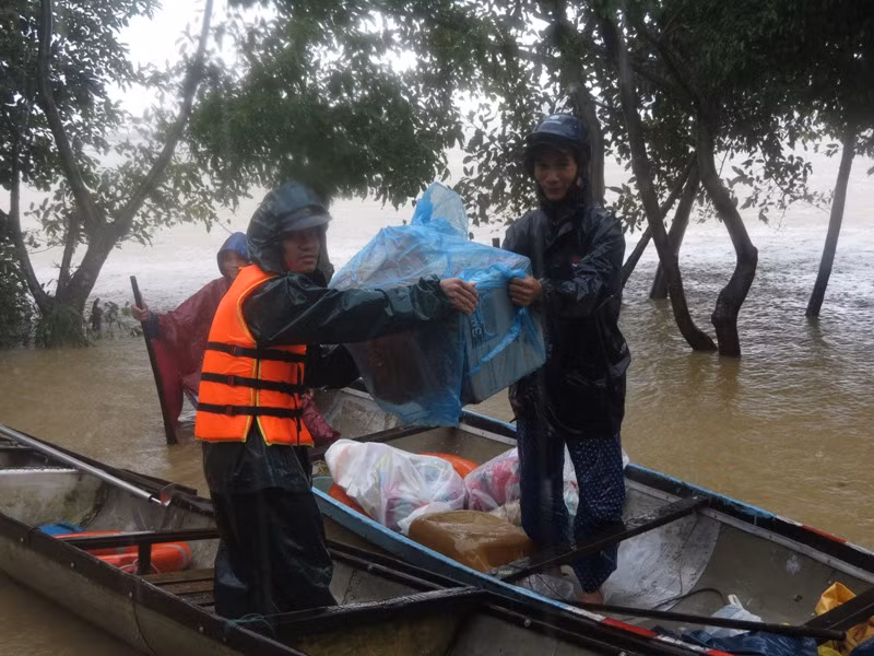 Bà con xã Quảng An chia nhau từng gói mỳ tôm ltrong những ngày lũ lụt Bà con xã Quảng An chia nhau từng gói mỳ tôm ltrong những ngày lũ lụt