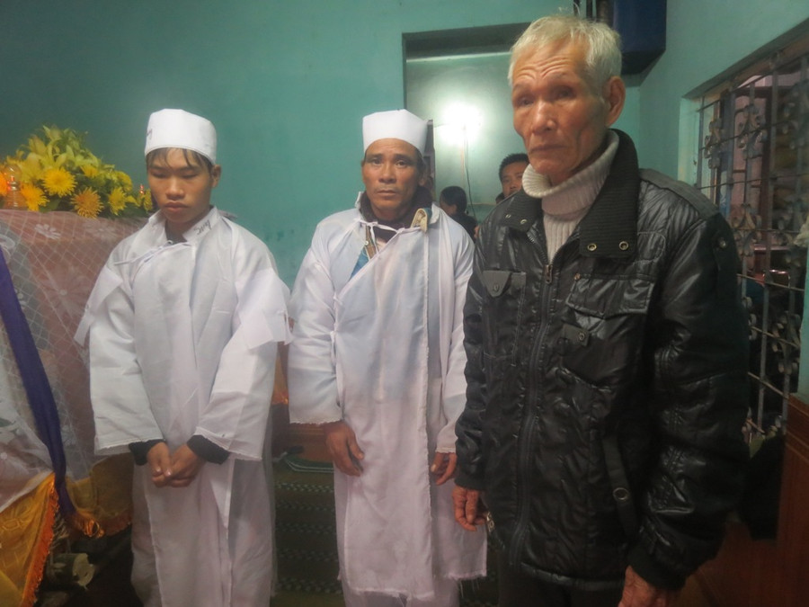 Ông Nguyễn Hạp ở thôn Vân Căn đang cùng bà con lối xóm lo đám cho vợ mình