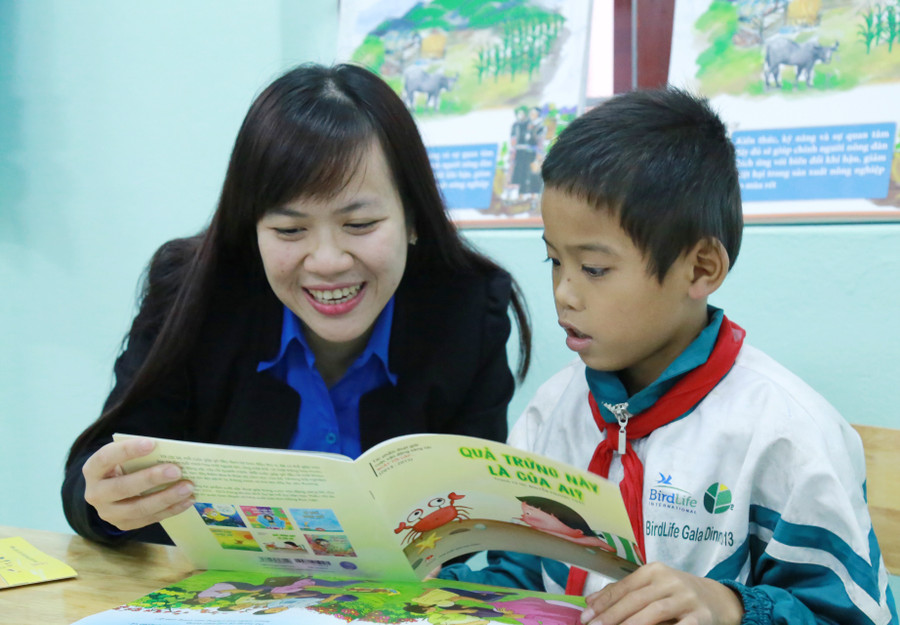 Đoàn viên thuộc đoàn khối các cơ quan tỉnh có những phút ý nghĩa tại thư viện bên học sinh vùng khó khăn. Đoàn viên thuộc đoàn khối các cơ quan tỉnh có những phút ý nghĩa tại thư viện bên học sinh vùng khó khăn.