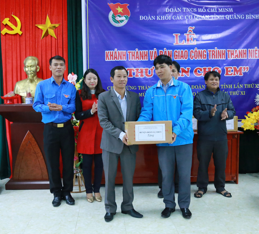 Huyện Đoàn Lệ Thuỷ tặng sách cho thư viện nhà trường. Huyện Đoàn Lệ Thuỷ tặng sách cho thư viện nhà trường.