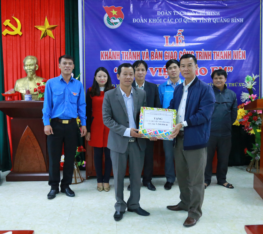 Đại diện Công ty Sách thiết bị GD tặng hàng trăm đầu sách trị giá gần 10 triệu đồng cho thư viện. Đại diện Công ty Sách thiết bị GD tặng hàng trăm đầu sách trị giá gần 10 triệu đồng cho thư viện.