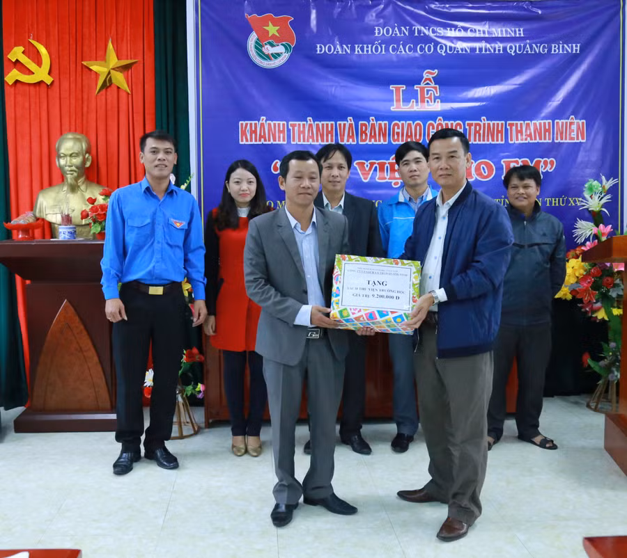 Đại diện Công ty Sách thiết bị GD tặng hàng trăm đầu sách trị giá gần 10 triệu đồng cho thư viện.