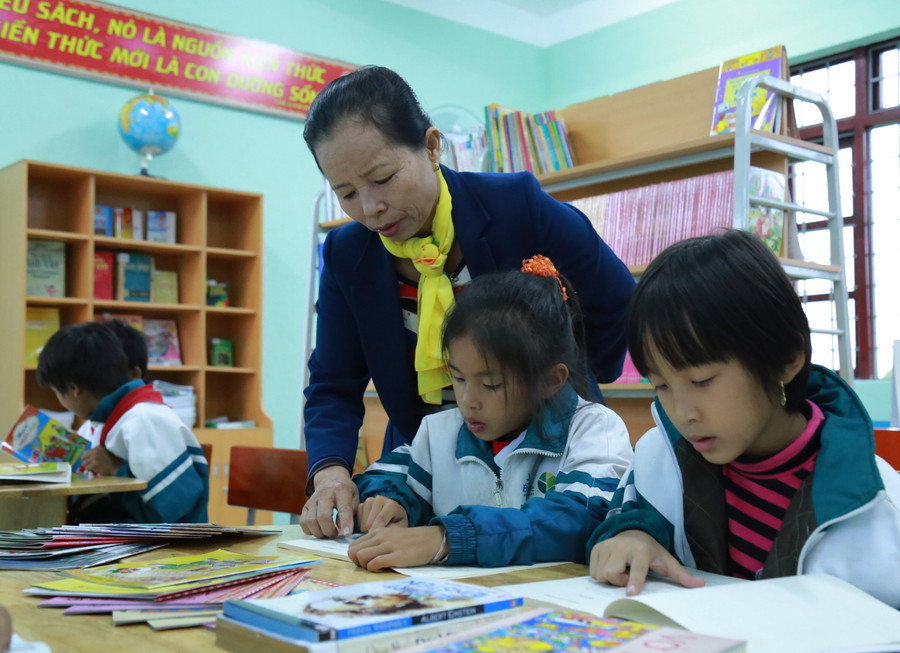 Cô giáo trực tiếp chỉ dạy cho học sinh kiến thức tại thư viện. Cô giáo trực tiếp chỉ dạy cho học sinh kiến thức tại thư viện.