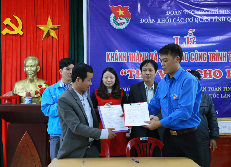 Đại diện Đoàn khối các cơ quan tỉnh cùng nhà trường ký kết bàn giao công trình “Thư viện cho em”. Đại diện Đoàn khối các cơ quan tỉnh cùng nhà trường ký kết bàn giao công trình “Thư viện cho em”.