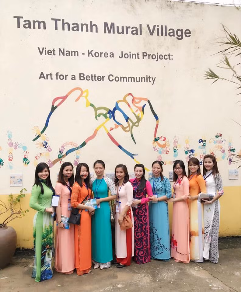 Các cô giáo “hóa thân” thành những tình nguyên viên dịu dàng trong tà áo dài, chiếc nón lá truyền thống (Ảnh Điện Ngọc).