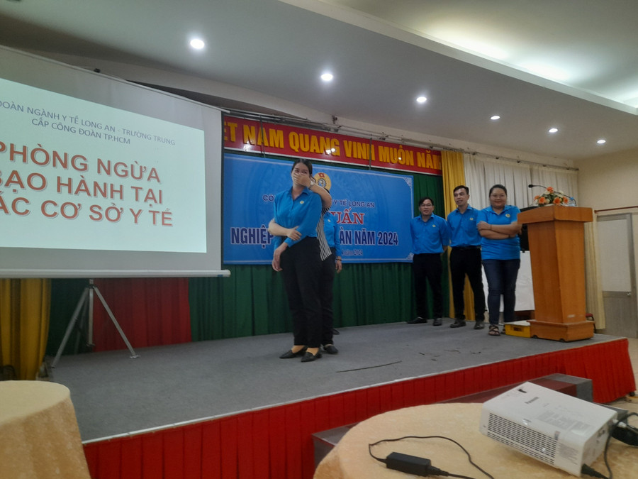 Các đoàn viên Công đoàn ngành Y tế Long An sôi nổi tương tác trong buổi tập huấn.