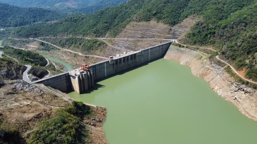 Mực nước hồ Thủy điện Bản Vẽ xuống thấp có nguy cơ ảnh hưởng đến an ninh cung cấp điện và nhu cầu dân sinh. Ảnh: Phạm Tâm.