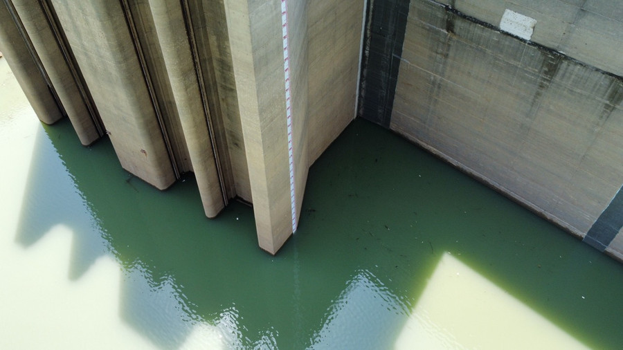 Tính đến 6h ngày 16/5, hồ chứa Thủy điện Bản Vẽ chỉ đạt 166m, cách mực nước chết 11m. Ảnh: Phạm Tâm. Tính đến 6h ngày 16/5, hồ chứa Thủy điện Bản Vẽ chỉ đạt 166m, cách mực nước chết 11m. Ảnh: Phạm Tâm.