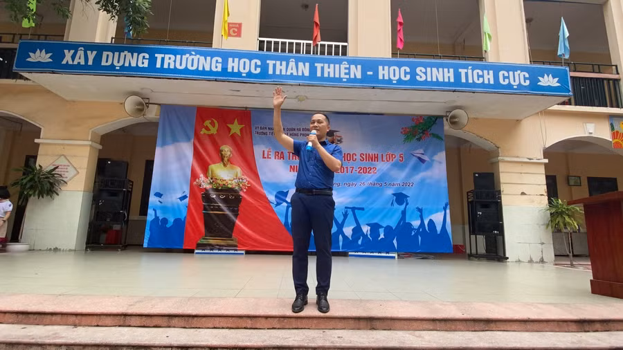 Diễn giả Đỗ Thái Đăng đến từ Công ty giáo dục Nhân tài Đất Việt tới chia sẻ với học sinh Trường Tiểu học Lê Hồng Phong về lòng biết ơn.