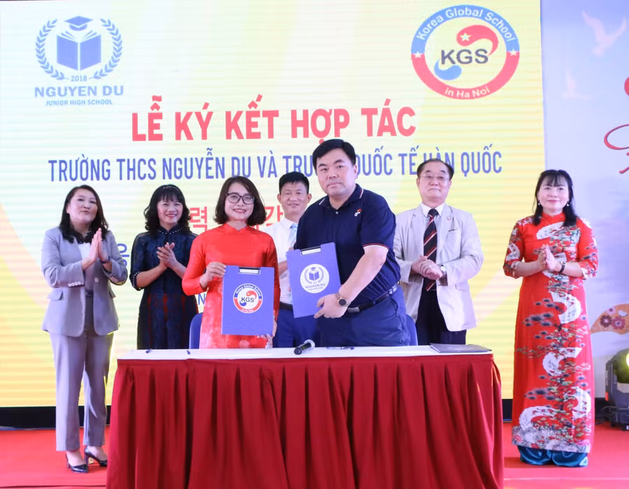 Lễ ký kết hợp tác giữa Trường THCS Nguyễn Du với Trường Quốc tế Hàn Quốc diễn ra chiều 26/5.