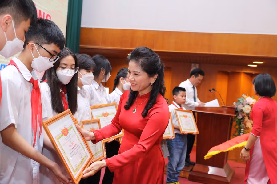 Đó là nhờ quá trình phấn đấu, nỗ lực hết mình trong học tập để có được thành tích đáng tự hào.