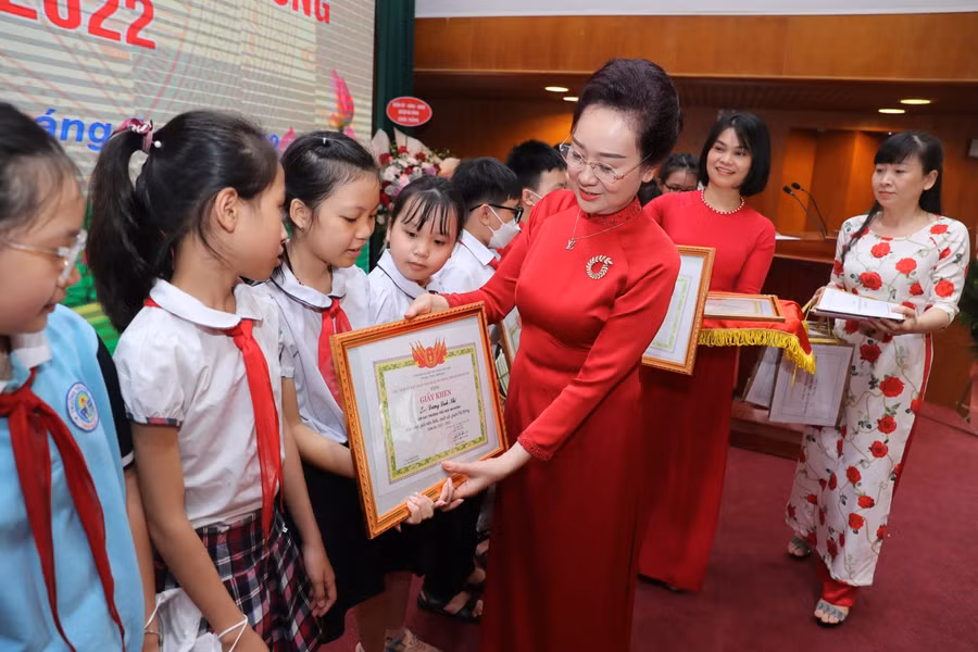 Trưởng Phòng GD&amp;ĐT quận Hà Đông Phạm Thị Lệ Hằng tặng giấy khen cho học sinh tiêu biểu.