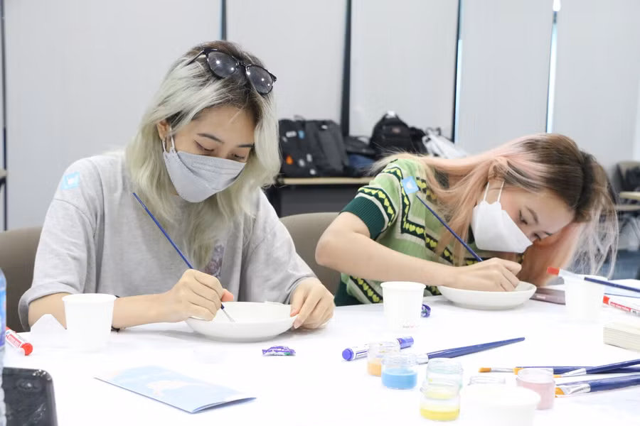 Độc đáo ý tưởng vẽ trang trí lên đĩa gốm của sinh viên ĐH Anh Quốc - Việt Nam ảnh 8