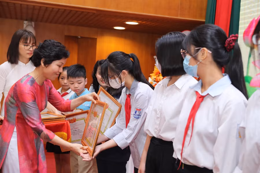 Tại buổi lễ đã có 92 em học sinh tiêu biểu được tuyên dương khen thưởng.