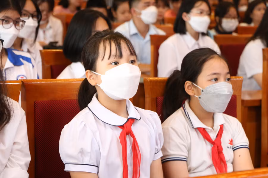 Một số em học sinh giỏi tiêu biểu được khen thưởng.